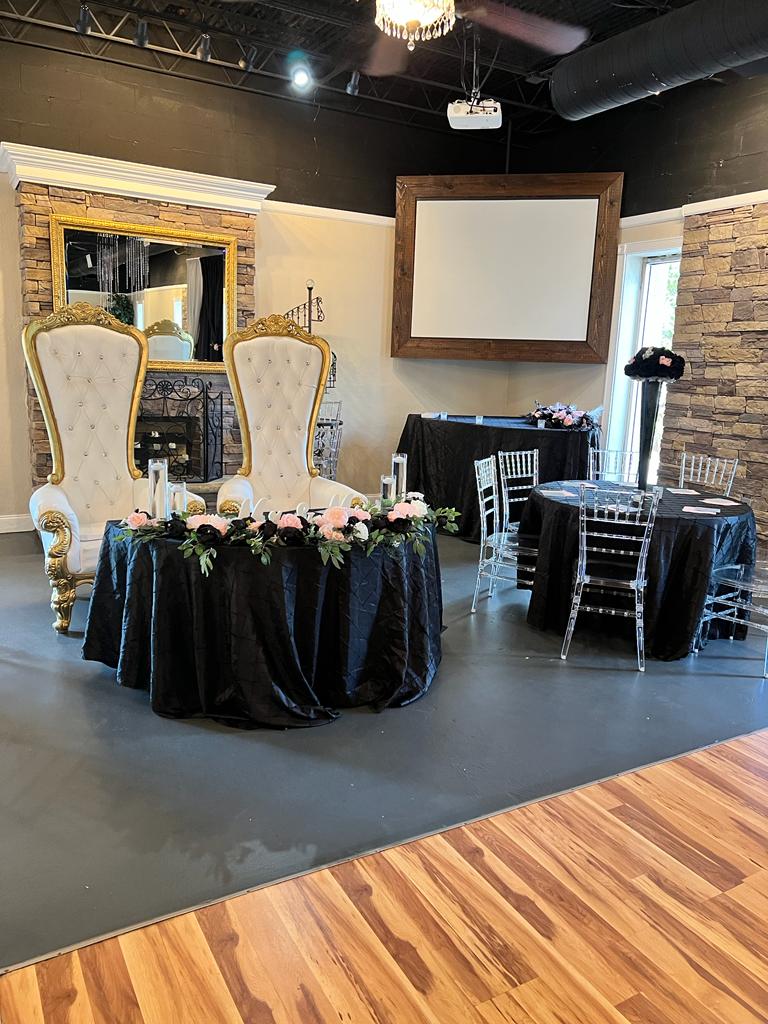 A room with chairs, tables and a mirror.